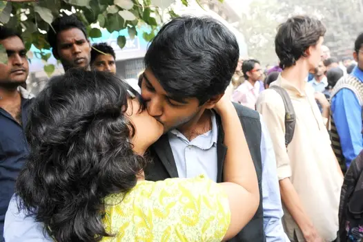 kiss of love in Kollkata